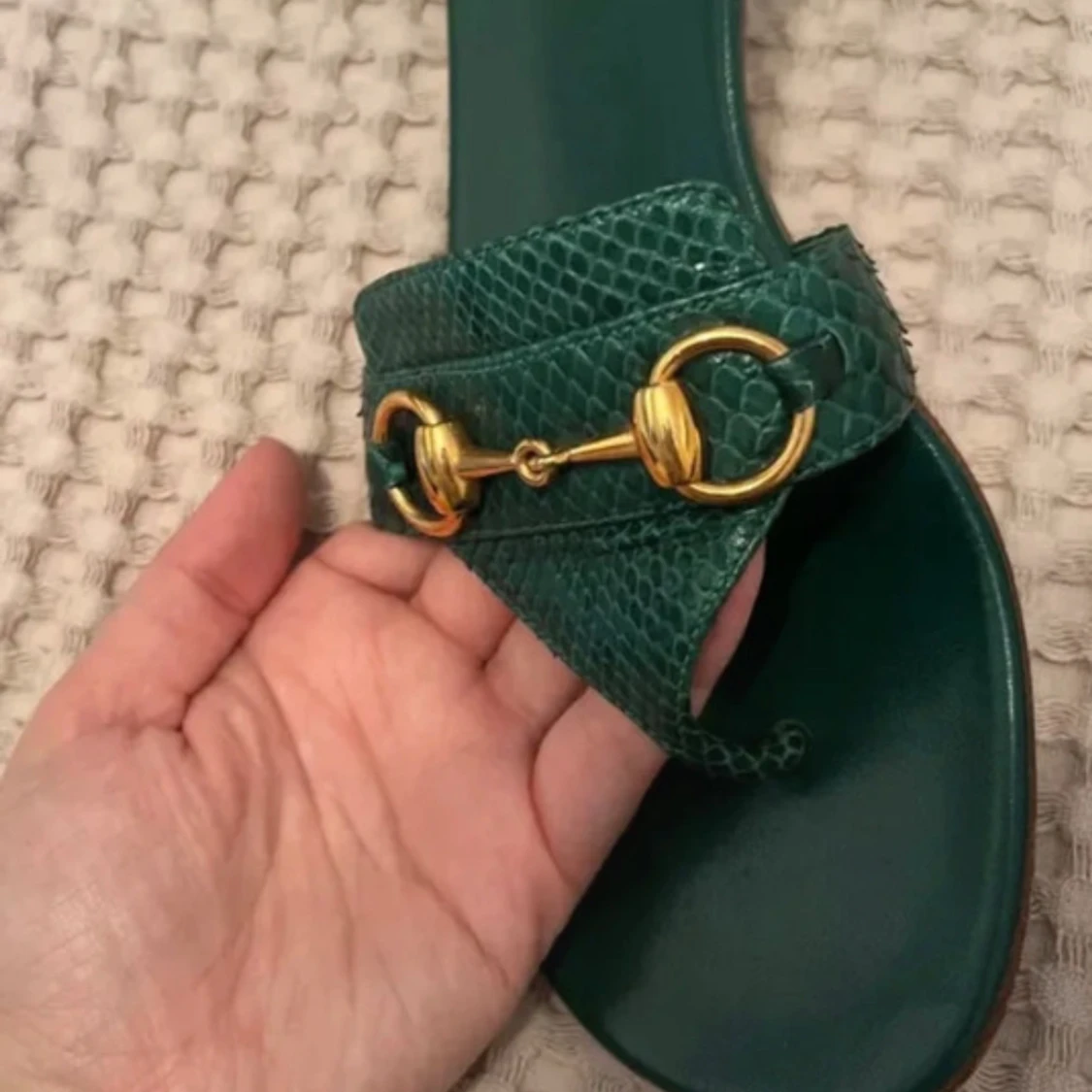 Gröna sandaler från Gucci med gulddetalj - 3