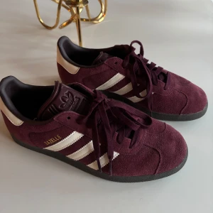 Adidas Gazelle Maroon skor - Super balla vinröda Adidas Gazelle skor som tyvärr inte kommit till användning!! Iprincip helt oanvända!💓💓Nypris runt 2200kr✨✨