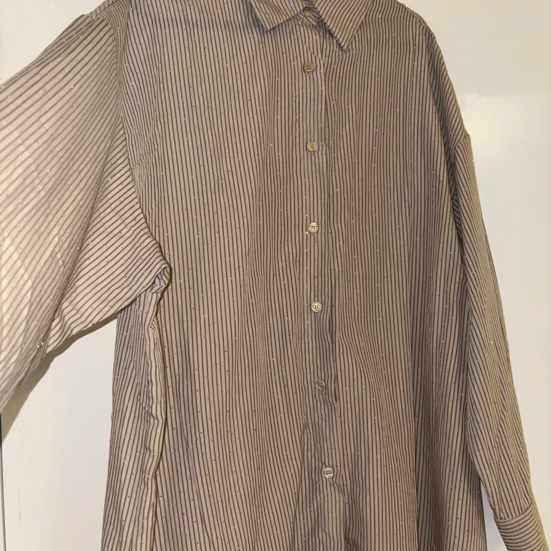 Beige och vit randig skjorta med pärldetaljer - 2