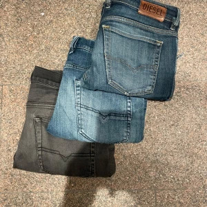 Bulk 3x Diesel Jeans - 3 par diesel jeans, de första mörkblåa har små hål 2st, den ljusare blåa har knappt använts, svarta jeansen har ett litet hål. 500kr för alla!!!                        Svarta Jeans: W32 L34.                                                         Mörkblåa Jeans: W32 L34.                                                 Mörk/Ljusblåa: W33 L34. 