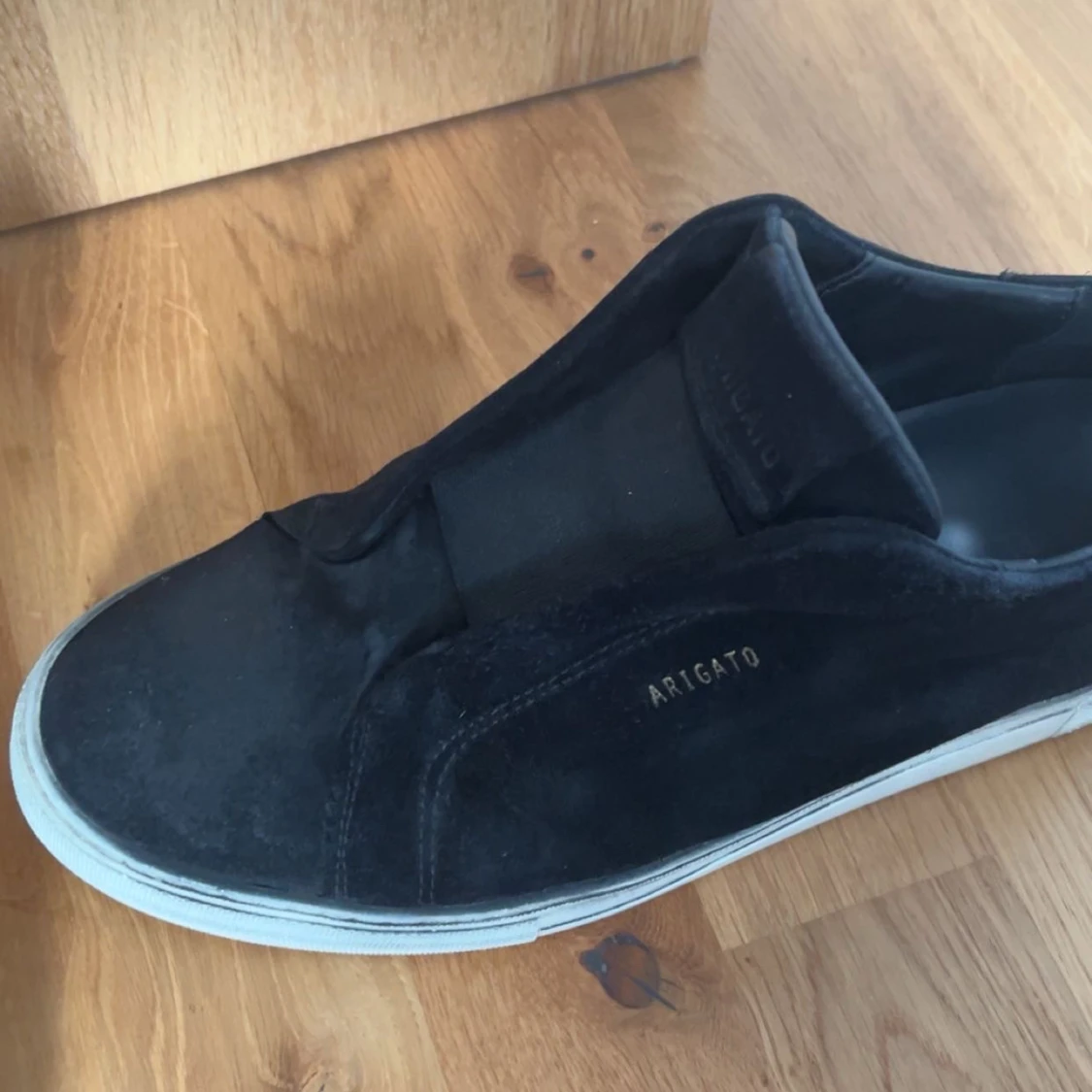 Svarta slip-on sneakers från Axel Arigato - 2