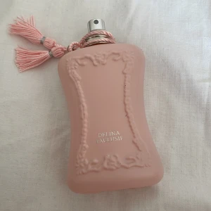 Parfums De Marly Delina Exclusif - Delina exclusif ungefär 70/75 ml kvar i flaskan, box samt kork medföljer, kvittot finns online