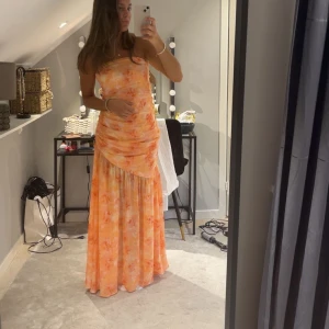 Adoore klänning - Super fin adoore klänning, endast använd en gång! Står storlek 40 i men är omsydd hos skräddare så passar 36💕nypris 1695💕