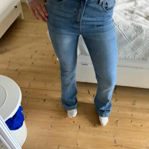 Ljusblå bootcut jeans - Säljer ett par ljusblå bootcut jeans, använda ca 3 gånger o i jättefint skick. Säljer pga att jag inte använder dom. Är i strl 158 men skulle säga att de passar som xs 