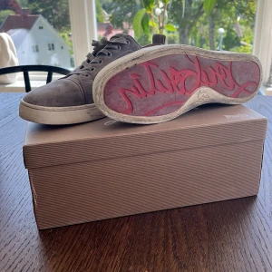 Christian Louboutin utan nitar - Hej, säljer nu mina Louboutin skor då dom inte kommer till användning längre. Äkta såklart. Kvitto och dustbag medföljer. Ny pris 7000 - 8000 tusen, mitt pris 2200! Skriv vid minsta fundering och pris kan diskuteras.