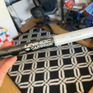 Unihoc carbskin slim - En bra innebandy klubba som kostar original pris 2200 säljer den för jag har ingen användning av den