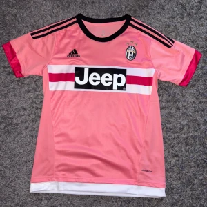 Juventus 14/15 rosa fotbollströja med ”Pogba 10” - Säljer den här 2014/15 Juventus bortatröja med Pogba på ryggen. Den är helt ny utan tags dock för trodde att jag skulle använda den men har bara testat den en gång. Aldrig använt!! Storlek S