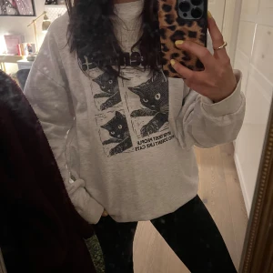 Cool crewneck! - Super cool och fin crewneck från koreanska märket Lewkin! Köpt som onsize men skulle säga att den passar xs/s/m! Som referens har jag vanligtvis xs/s💘