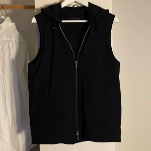 Stenströms väst - Säljer en mörkblå stenströms väst som är som helt ny (använt ett fåtal gånger men inga tecken på defekter) 🟢Mitt pris: 1500kr  🔴Nypris: 4000kr