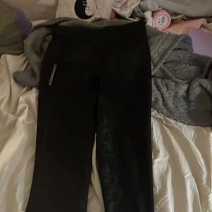 Svarta Ridbyxor  - Svarta ridbyxor i storlek 50 prfekt för sommaren eftersom de är gjorda av lite tunnare material. Tillverkade i stretchigt material med 90% polyester och 10% elastan för en bekväm passform. 