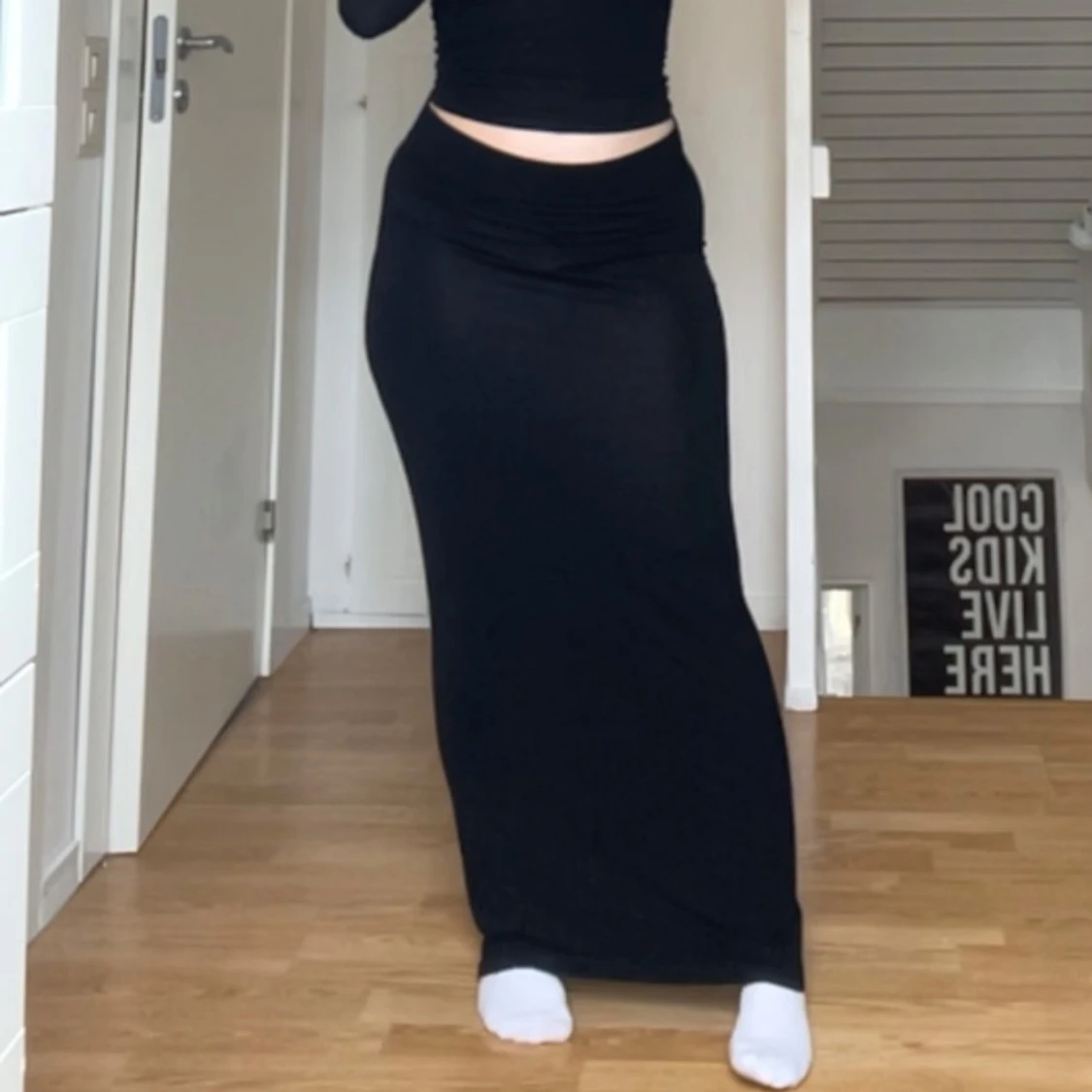 Svart långkjol med stretch - 1