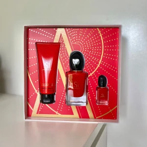 Giorgio Armani Sì Passione Presentbox - Presentbox med Giorgio Armani Sì Passione. Innehåller en parfymflaska (50ml), en matchande body lotion (75ml) och en miniparfym (7ml).