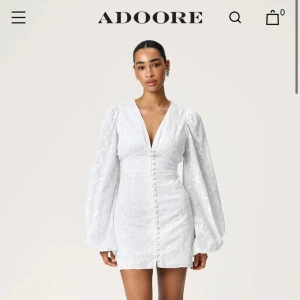 Adooreklänning - Säljer denna helt nya Adoore klänningen pga att den var för liten och jag hann inte skicka tillbaka den inom returtiden. Jag är 175 lång. Den är aldrig använd och lappen sitter kvar. Som ny! Köpte för 1 490kr. 💕💕💕