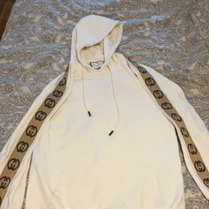 GG hoodie  - Säljer min tröja med GG mönster, den är storlek M men passar en S också skulle jag säga. Skriv vid funderingar 