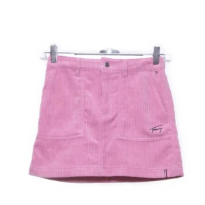 Rosa manchesterkjol från Tommy Hilfiger - Säljer en rosa manchesterkjol från Tommy Hilfiger. Kjolen har en kort passform. Säljer då den är för liten. 