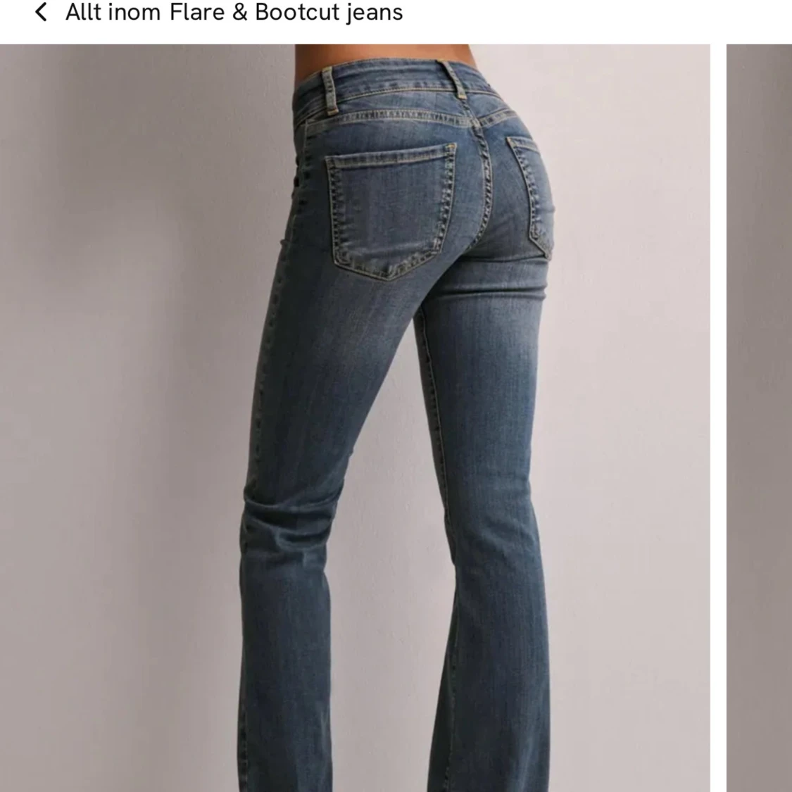 Blå bootcut jeans med fickdetaljer - 2