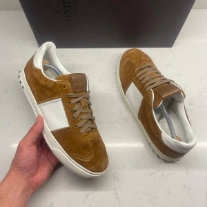 Valentino Flycrew  - Bruna - Valentino Flycrew Sneakers   Säljer ett par sneakers från Valentino i en mycket ovanlig modell ”Flycrew” som inte tillverkas längre, De är väldigt svåra att få tag på.  Storlek 41 EU, men Valentino är oftast lite större i storleken – så de kan passa dig som brukar ha 40.5 också.  Detta ingår:  - 1 Skopåse - Äktehetskort (Svart)  Skorna är enbart testade 2 gånger, finns för upphämtning på Lindholmen utanför Göteborg :)