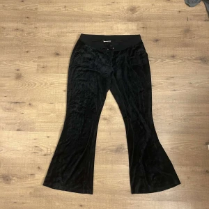 Svarta byxor från Juicy Couture - Svarta lågmidjade juicy byxor i modellen caisa ultra low waist. Dom är i bra skick utan defekter, skriv om ni har några frågor❤️