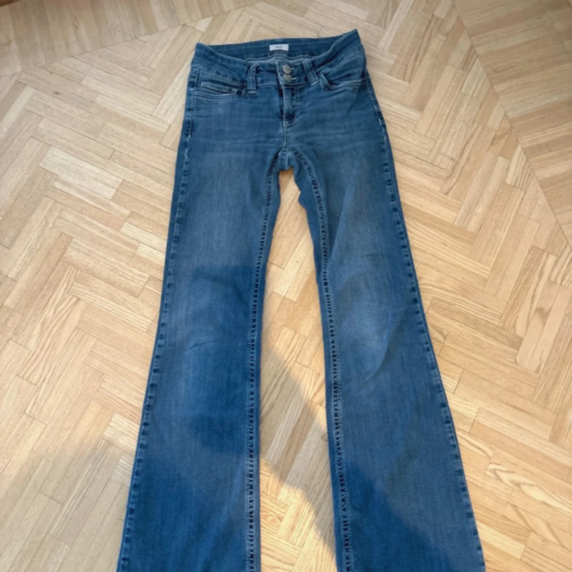 Blå bootcut jeans med broderade bakfickor - 2