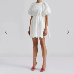 Vit kortklänning med puffärm och öppen rygg - Superfin vit kortklänning med puffiga ärmar och öppen rygg. 💕