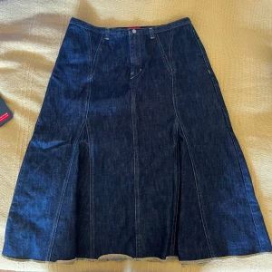 Lågmidjad denimkjol - Lågmidjad midi denimkjol från Diesel. Säljer då den är för liten, är i mycket bra skick! Skulle säga storlek XS/S. Skriv vid frågor eller liknande🥰