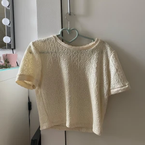 Kortärmad blus - Söt blus med korta ärmar och spetsdetaljer från Zara. Stolek M. Knappt använd!🩷