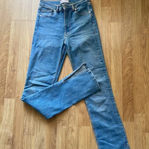Zara blåa jeans med slits - Superfina Zara jeans med slits längst ut på benen. Är ca 38 cm över midjan, ca 27 cm från benen upp till midjan och ca 108 cm i ben längd. Är i stolek 38 och passar perfekt till vardags. Har en söm som gått upp på baksidan men inga andra defekter. Hör gärna av er vid frågor!💕