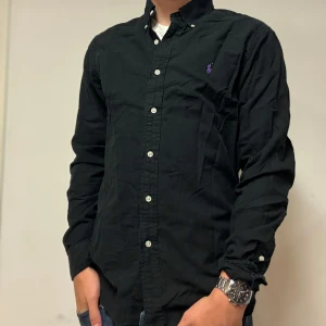 Polo Ralph Lauren Skjorta | M - Säljer en sjukt fet Ralph Lauren skjorta| Nypriset ligger på ~ 1800kr, mitt pris, 499kr | Storlek M, slim fit | Jag på bilden är 181,71kg | Inga synliga defekter, därav mycket bra skick | Skriv vid intresse ! 💫😉