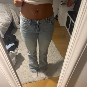 Ljusblå bootcut jeans - Säljer ett par ljusblå jeans med flare passform. Jeansen har låg midja och har mer mjukt jeanstyg. Passar mig som är ca 170. Säljer då jag inte längre använder. Skriv för mer info. (Pris går att diskuteras)