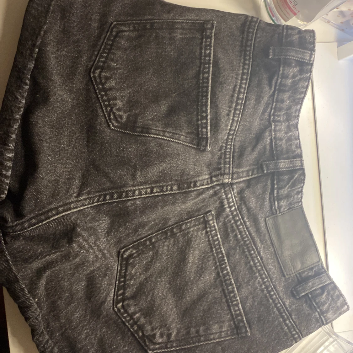 Svarta högmidjade jeansshorts - 1