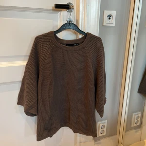 Stickad tröja - Mysig stickad tröja! Den är i strl S men passar vilken strl som helst egentligen då den är lite oversized 