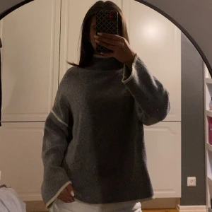 Grå stickad tröja med vita detaljer - Grå stickad tröja med krage och vita detaljer 💗