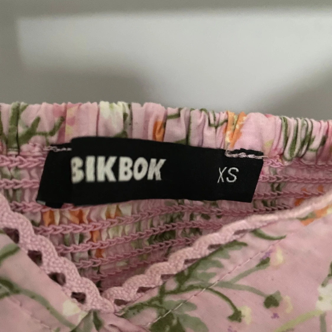 Rosa blommig linnetopp från BikBok - 3