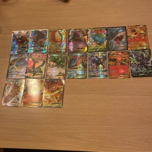Pokémon-kort samling (holo/rare) - Cool samling med 17 Pokémon-kort, många i holo och rare-versioner! Perfekt för dig som älskar Pokémon och vill boosta din samling med färgstarka och kraftfulla kort. Passar både samlare och spelare som vill sticka ut bland vännerna.