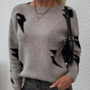 Grå stickad tröja med svarta blixtar - Grå stickad tröja från SHEIN LUNE med coola svarta blixtmönster över hela tröjan. Rund halsringning och långa ärmar. Perfekt för dig som vill sticka ut med en edgy vibe. Skön och mjuk känsla, passar till jeans eller kjol. Använd få tal gånger, jätte fin 