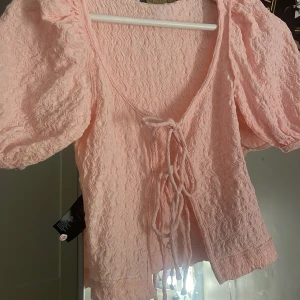 ljus rosa blus  - så söt blus. Tyvärr för liten och därför jag säljer men älskar den. Den är inte använd alls och helt ny skick. Kolla in bundles för mer rabatt 
