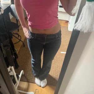 Blå bootcut jeans - Super fina mörkblåa jeans, lågmidjade. Märket är street one och är i jätte bra skick. Inga skador som jag ser. Vet it exakt storlek men säljer då dom var för stora för mig, skulle gissa på en storlek M. Mer bilder finns att få och priset är inte fast💞