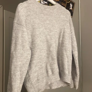ljus stickad tröja  - så mysig tröja perfekt nu till hösten! Jätte skönt material och bra skick. För mer rabatt köp bundles!