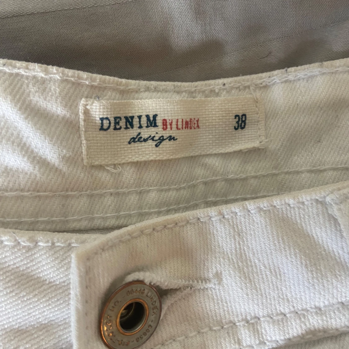 Vita jeansshorts från Lindex, strl 38 - 2