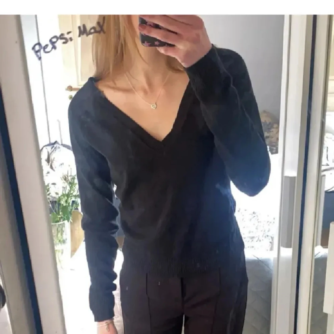 Svart v-ringad stickad tröja