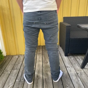 Dondup jeans - Säljer ett par dondup Sammy jeans som passar perfekt för alla årstider. Storlek W33 och passar dig som är ungefär 180-190cm. Jeansen är i nyskick och har endast använts ett par gånger. Vid frågor eller funderingar är det bara att skicka ett meddelande. Pris kan diskuteras vid snabba affärer.