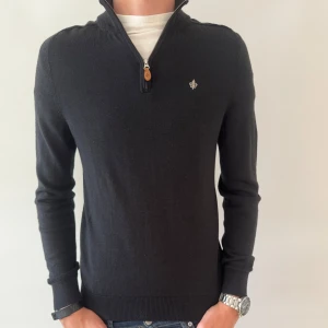 MORRIS HALF ZIP - Morris half zip i 100% merinoull - Storlek S - Mycket fint skick - Deluxecloset