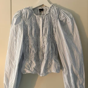 Smockad blus Gina Tricot - Söt blus med puffärmar från gina. Knappt använd. 