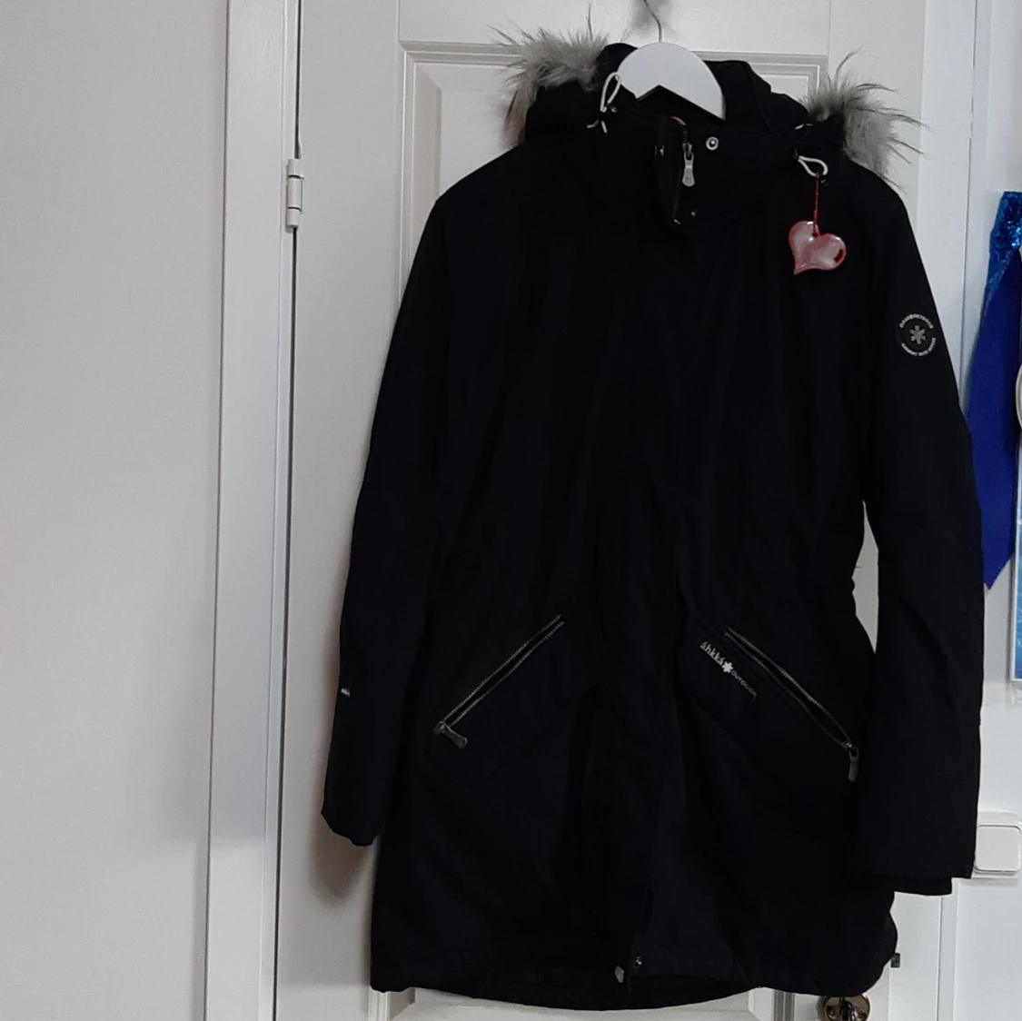 Svart parkas från Áhkká med fuskpäls