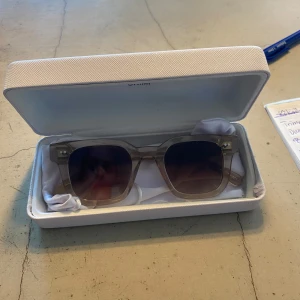 CHIMI 04 - Snygga solglasögon från CHIMI Ecru/Beige. Finns inga tecken på användning och har både fodral, påse och låda kvar 🩷Köpta på NK förra våren! Säljer på grund av att dom inte kommer till användning 