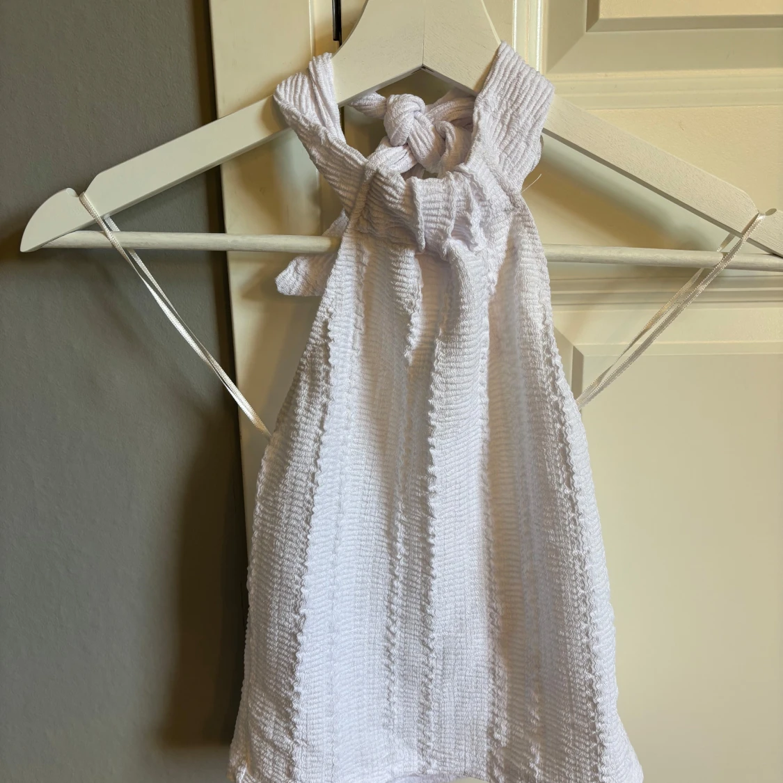 Vit croppad halterneck linnetopp - 1