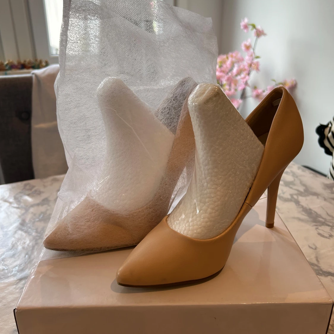 Beige pumps med spetsig tå och klack