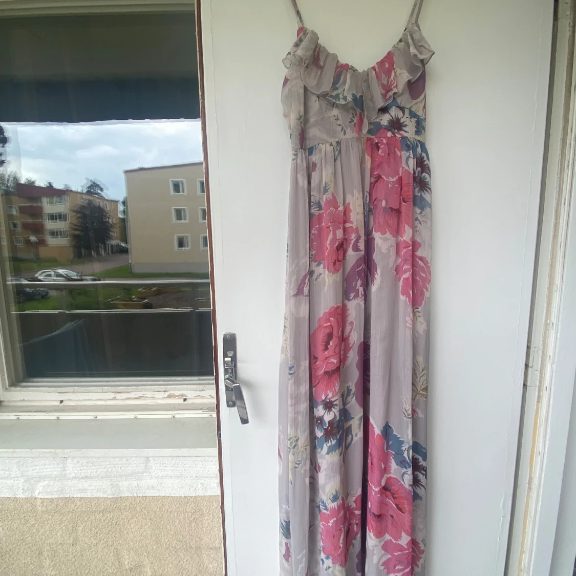 Lång blommig klänning med volang - 1