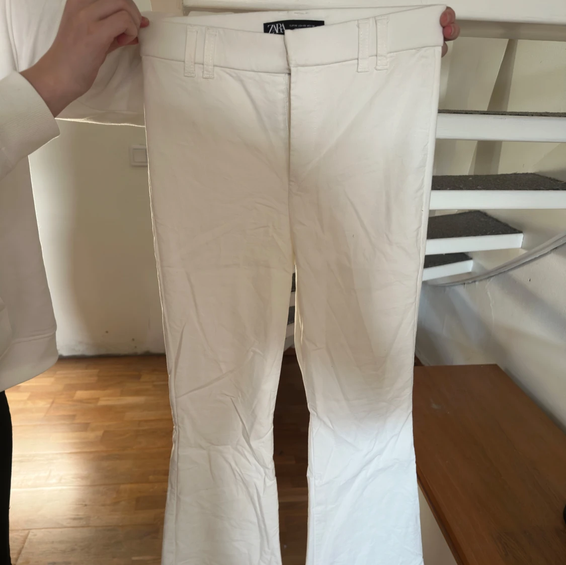 Vita bootcut byxor från Zara XS