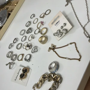 Mix av ringar, armband & örhängen - Olika smycken säljs jäätee billigt, separat Elr allt. Vd köp av flera blir de billigare 